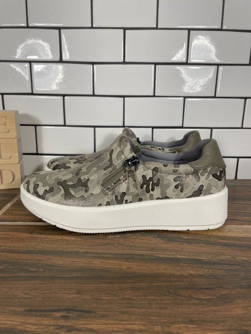 Clarks Layton Step Shoes Womens 5 Olive Camo Leather Slip On Platform Sneakers